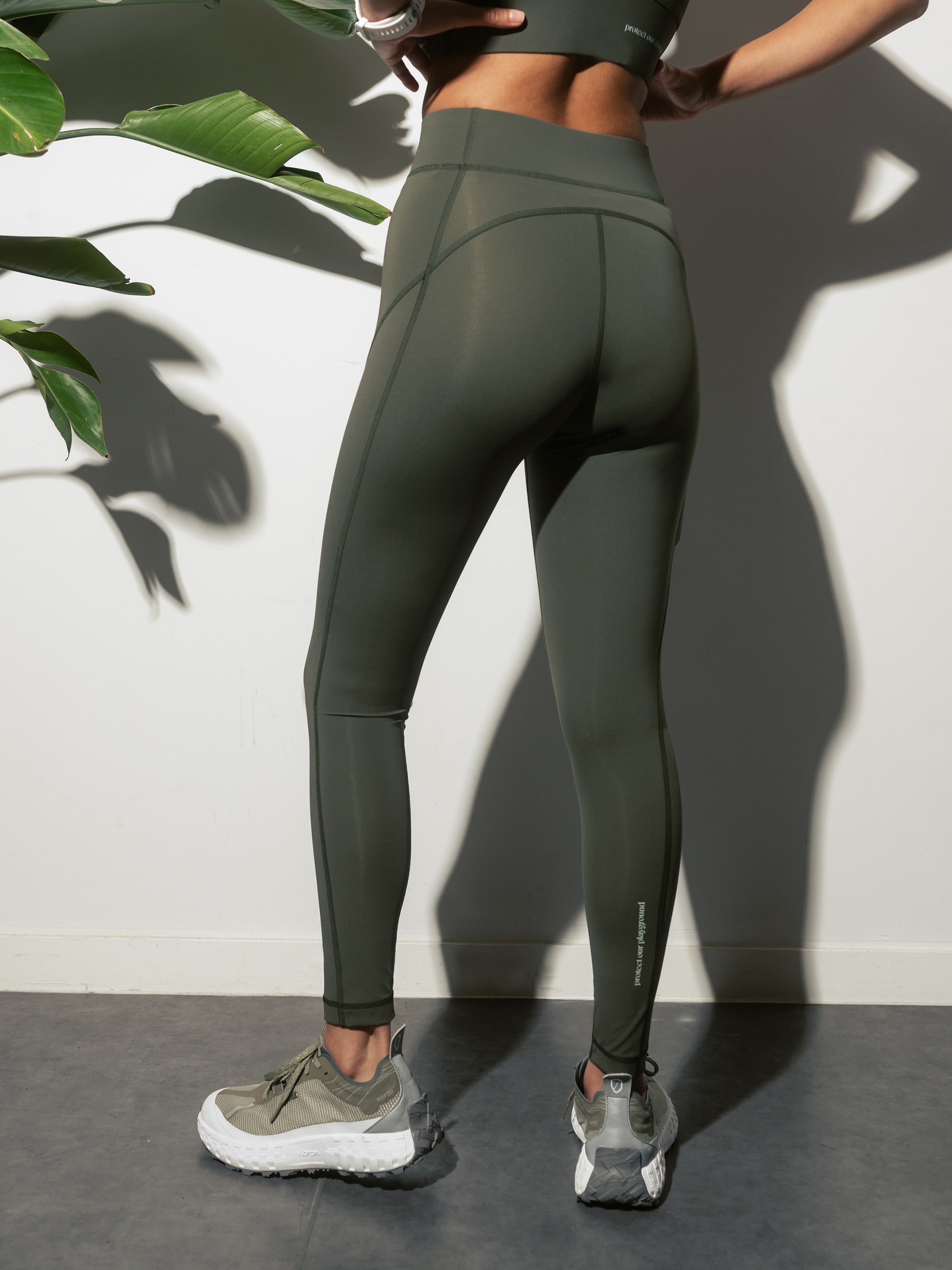 Women's training leggings with recycled materials