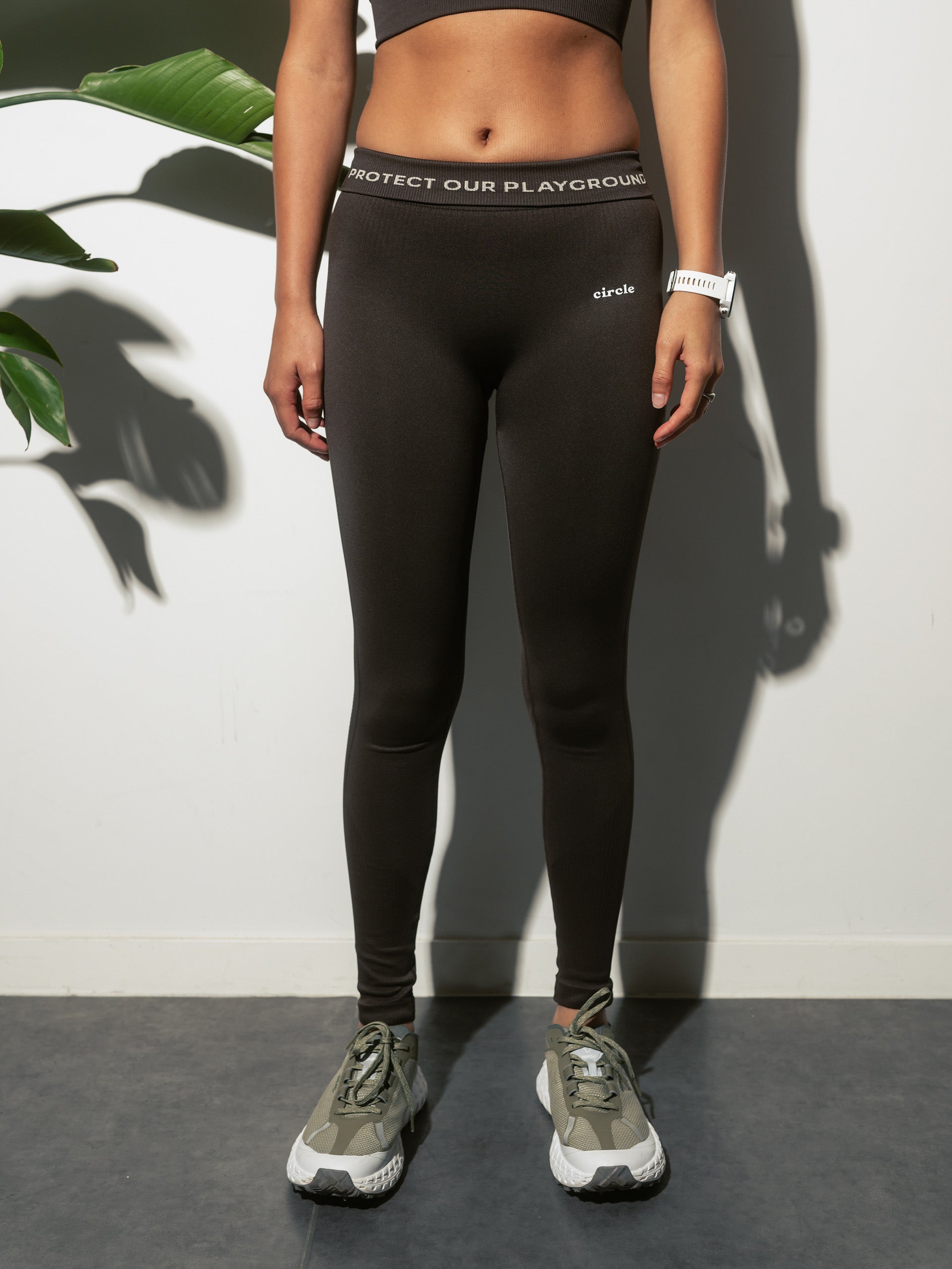 Seamless technology. Made from Q-NOVA recycled polyamide from Italy. Knitted stretch fabric, according to different areas of the body, with a technical mesh construction that maximizes performance. 	